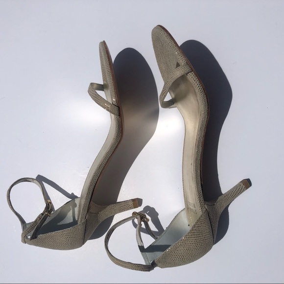 Stuart Weitzman NWB Nude Goosebump toe strap heel - Picture 8 of 8